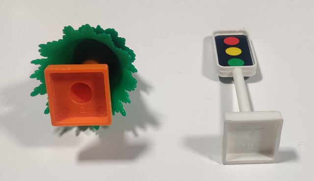 1993 north_america sign stoplight tomy tomytrain toy tree tunnel_sound_train_set // 2015x1164 // 502KB