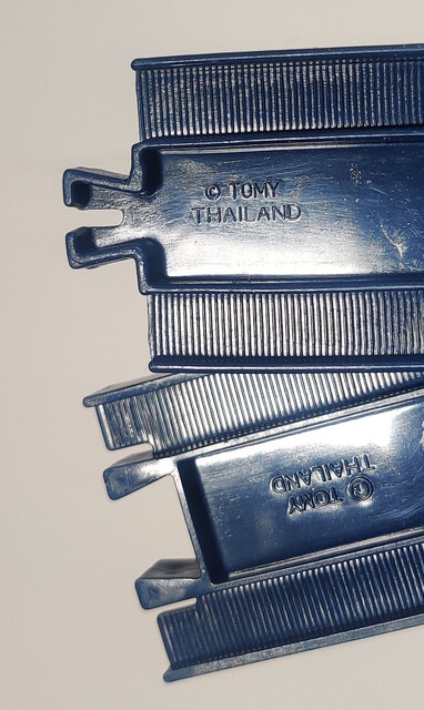 1993 molding_mark north_america tomy tomytrain tunnel_sound_train_set turnout_rail // 1005x1683 // 734KB