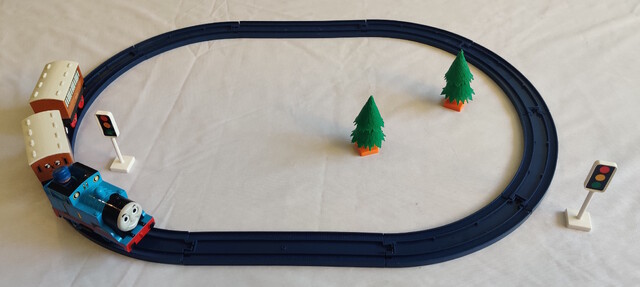 annie clarabel north_america rail set stoplight thomas thomas_the_tank_engine tomy tomytrain toy train tree tt_thomas_starter_set // 3714x1663 // 1.7MB