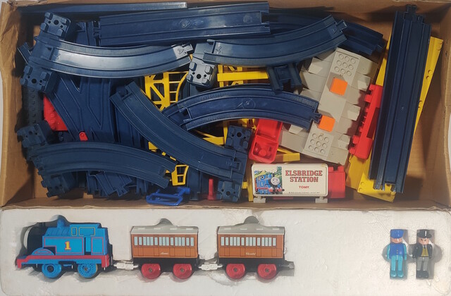 annie box box_contents clarabel doll europe sir_topham_hatt thomas thomas_the_tank_engine tomy tomytrain toy train tt_thomas_deluxe_set uk // 2584x1694 // 1.5MB