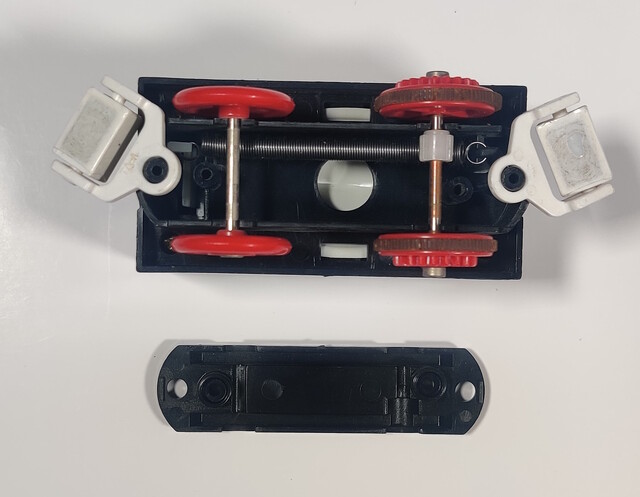 chuffing_car chug_along_express disassembly europe tomy tomytrain toy // 1797x1395 // 444KB