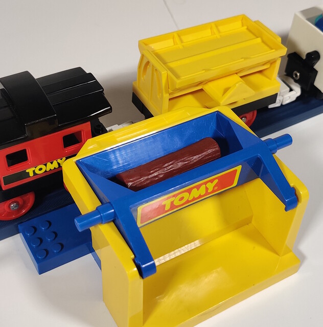 1993 accessory log north_america tomy tomytrain toy tt_freight_station tt_log_n_load_set // 1801x1824 // 862KB