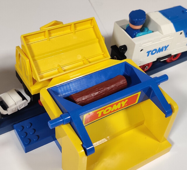 1993 accessory doll log north_america tomy tomytrain toy train tt_freight_station tt_log_n_load_set // 2004x1824 // 984KB