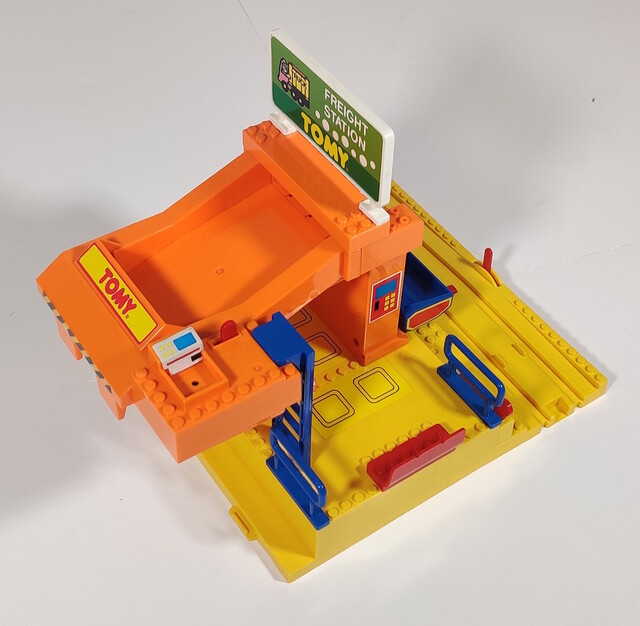 1993 accessory north_america tomy tomytrain toy tt_freight_station tt_log_n_load_set // 1773x1734 // 731KB