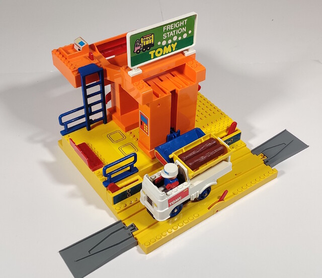 1993 accessory car log north_america tomy tomytrain toy tt_freight_station tt_log_n_load_set // 2052x1774 // 946KB