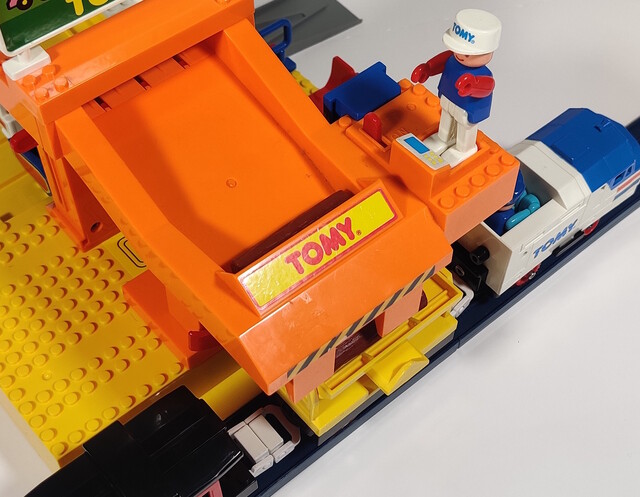 1993 accessory doll log north_america tomy tomytrain toy train tt_freight_station tt_log_n_load_set // 1912x1484 // 799KB