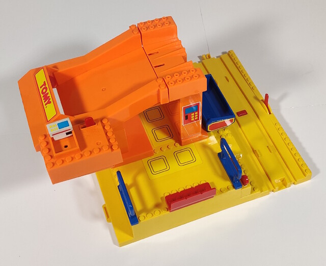 1993 accessory component north_america tomy tomytrain toy tt_freight_station tt_log_n_load_set // 1974x1611 // 751KB
