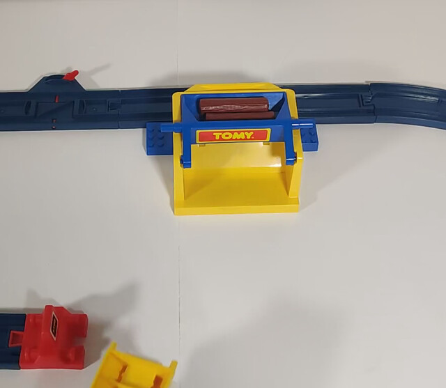 1993 car log north_america rail tomy tomytrain toy tt_freight_station tt_log_n_load_set video // 882x768, 8.7s // 1.4MB