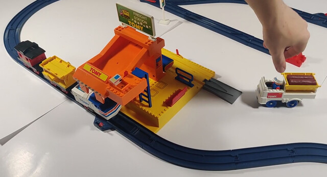 1993 car log north_america rail tomy tomytrain toy train tt_freight_station tt_log_n_load_set video // 1604x872, 35.6s // 8.8MB