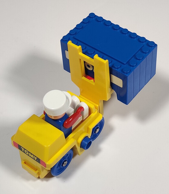 1993 car container doll forklift north_america tomy tomytrain toy tt_great_freight_train_set // 1267x1452 // 427KB