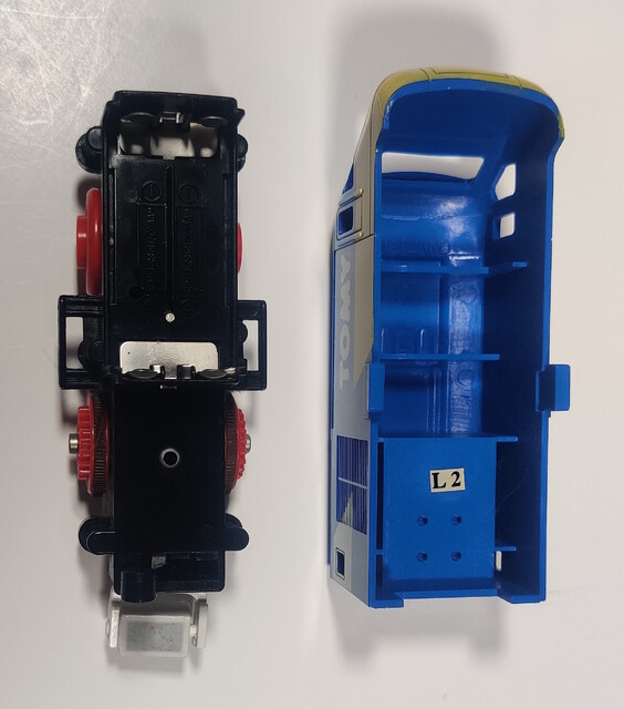 1992 battery_compartment chassis europe power_car production_sticker tomy tomytrain toy train tt_inter-city // 1744x1978 // 860KB