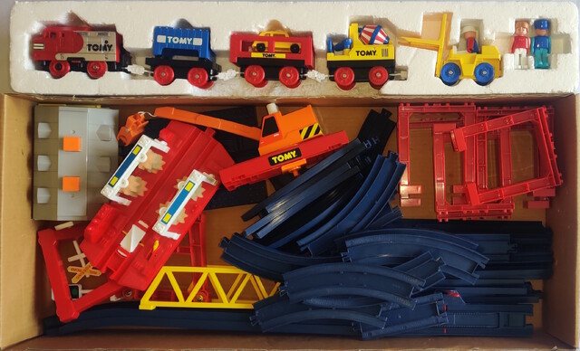 1993 accessory box box_contents car doll forklift north_america tomy tomytrain toy train tt_great_freight_train_set // 2769x1678 // 1.3MB