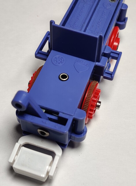1994 battery_compartment chassis europe hi-speed_express power_car tomy tomytrain toy train tt_tomytrain_2_(1994) // 1342x1824 // 586KB