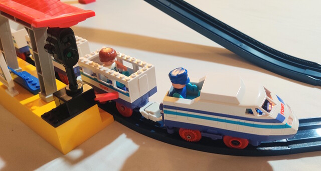 1994 accessory doll europe hi-speed_express rail set station tomy tomytrain toy train tt_tomytrain_2_(1994) // 3416x1824 // 2.5MB