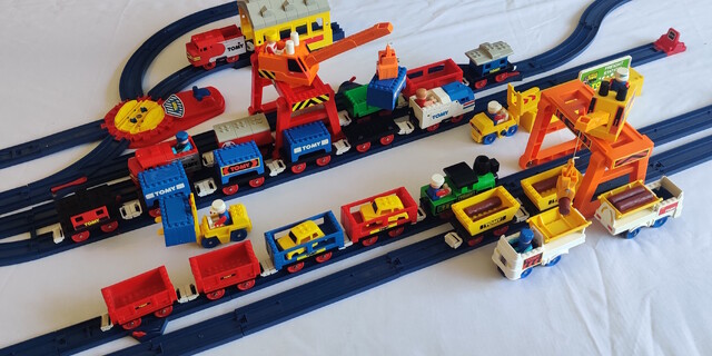 accessory car container crane doll forklift log rail shed tomy tomytrain toy train turntable // 2985x1494 // 1.3MB