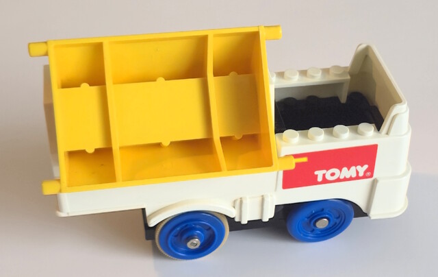 car europe north_america tipper_truck tomy tomytrain toy // 3287x2076 // 1.2MB