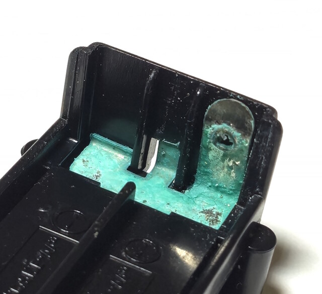 battery_compartment chassis disassembly repair tomy tomytrain // 1637x1500 // 466KB