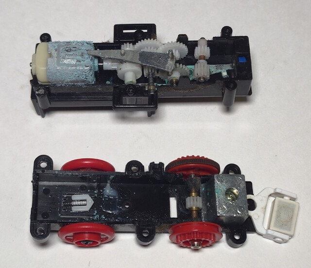 chassis disassembly gearbox repair tomy tomytrain // 2949x2543 // 1.9MB