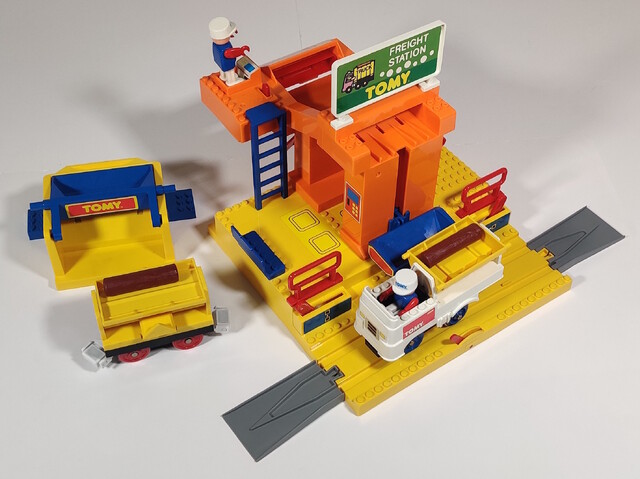 1990 accessory car doll europe log north_america tomy tomytrain toy train tt_freight_station // 2216x1659 // 973KB