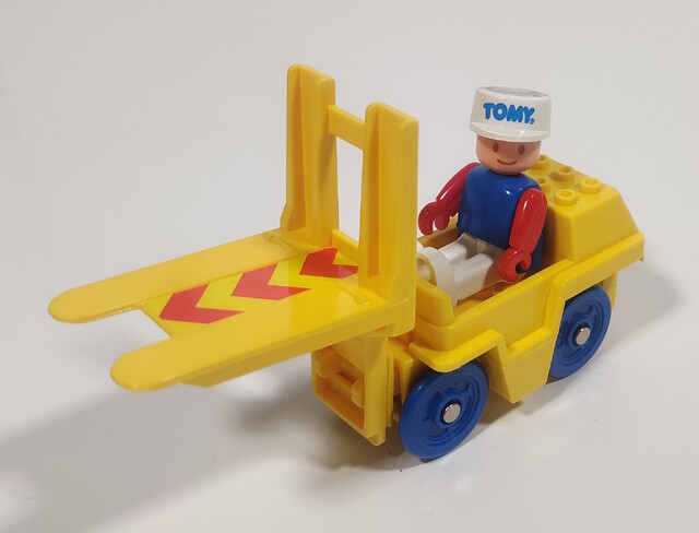 1988 car doll forklift north_america tomy tomytrain toy tt_tomytrain_3 // 2131x1626 // 702KB