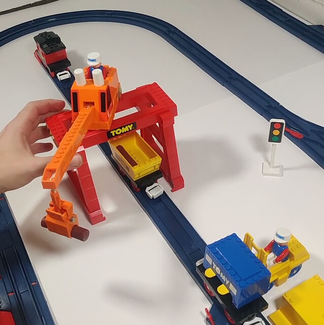1988 accessory crane doll north_america rail set tomy tomytrain toy train tt_tomytrain_3 video // 1002x1004, 20.2s // 4.3MB