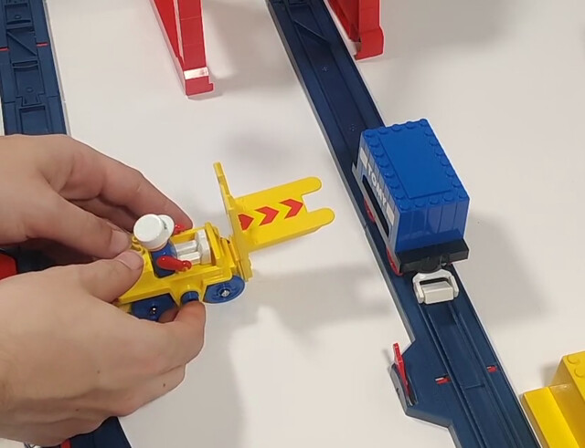 1988 car doll forklift north_america rail tomy tomytrain toy train tt_tomytrain_3 video // 828x636, 10s // 1.4MB