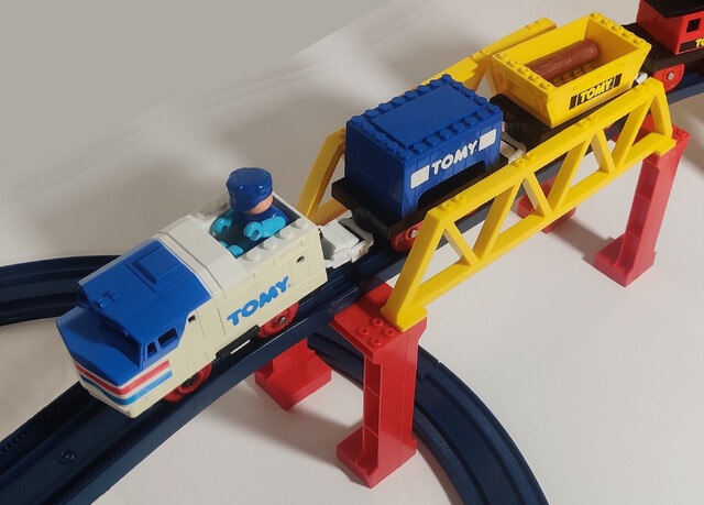 1988 accessory bridge container north_america tomy tomytrain toy train tt_tomytrain_3 // 2164x1552 // 833KB