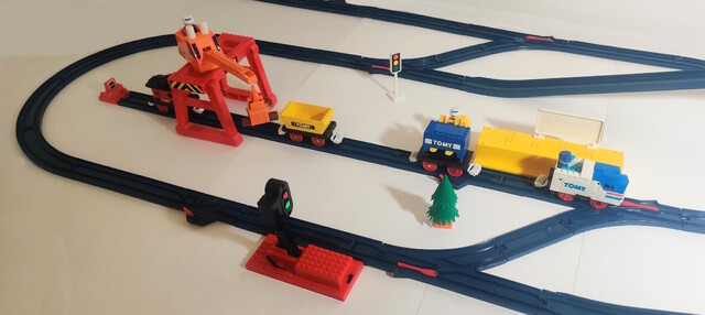 1988 crane doll north_america stoplight tomy tomytrain toy train tt_tomytrain_3 // 3715x1661 // 2.1MB