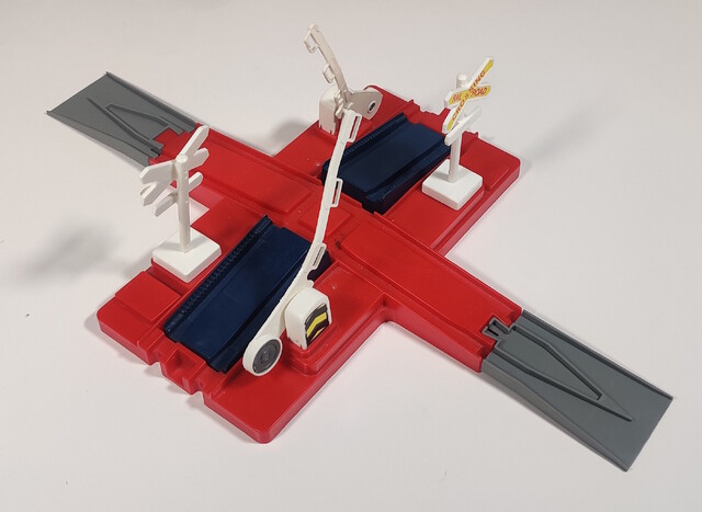 accessory railroad_crossing sign tomy tomytrain toy // 2151x1568 // 728KB
