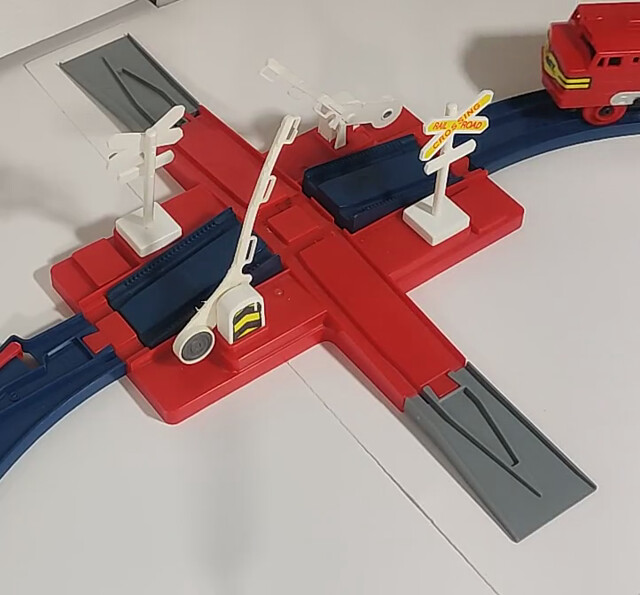 railroad_crossing tomy tomytrain toy train video // 722x672, 5.7s // 1022KB