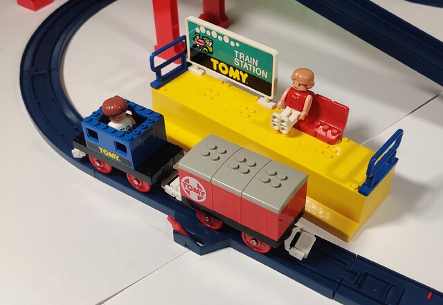 1988 station tomy tomytrain toy train tt_tomytrain_2 // 2456x1694 // 939KB