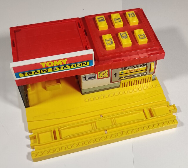 1992 accessory europe panel_station station tomy tomytrain toy tt_station_announcer // 1947x1742 // 892KB