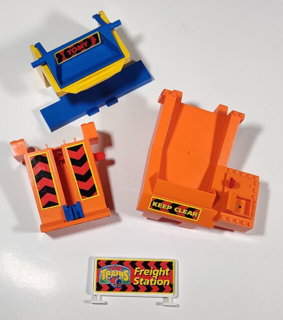 1996 accessory component tomy tomytrain toy tt_busy_freight_set tt_freight_station uk // 1824x2066 // 934KB
