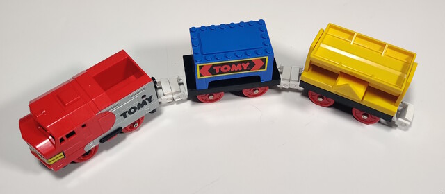 1996 container log_car power_car tomy tomytrain toy train tt_busy_freight_set uk // 3097x1356 // 637KB