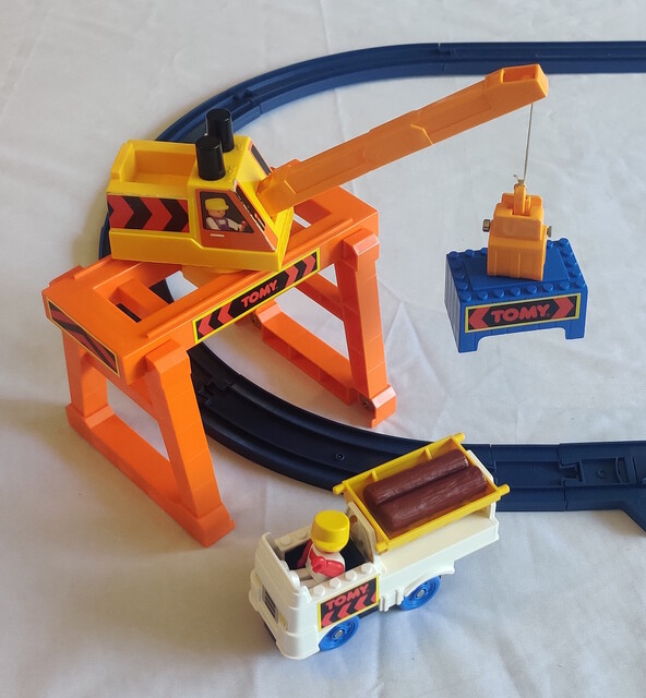 1996 container crane doll log rail set tipper_truck tomy tomytrain tt_busy_freight_set uk // 1621x1751 // 927KB