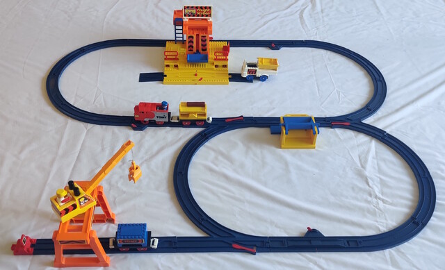 1996 accessory crane rail set tomy tomytrain toy train tt_busy_freight_set tt_freight_station uk // 2865x1742 // 1.3MB