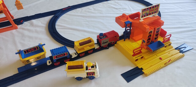 1996 accessory rail set tomy tomytrain toy train tt_busy_freight_set tt_freight_station uk // 3677x1647 // 1.5MB