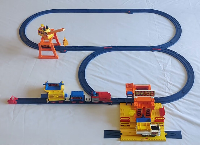 1996 accessory car crane doll log rail set tomy tomytrain toy train tt_busy_freight_set tt_freight_station uk video // 1108x808, 20.8s // 3.2MB