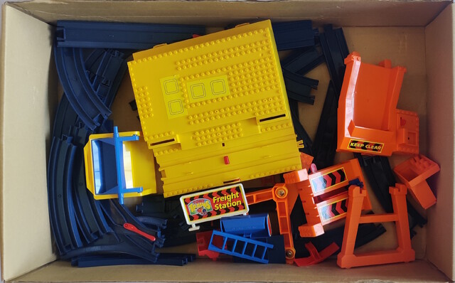 1996 accessory box_contents component rail tomy tomytrain toy tt_busy_freight_set uk // 2717x1690 // 1.3MB